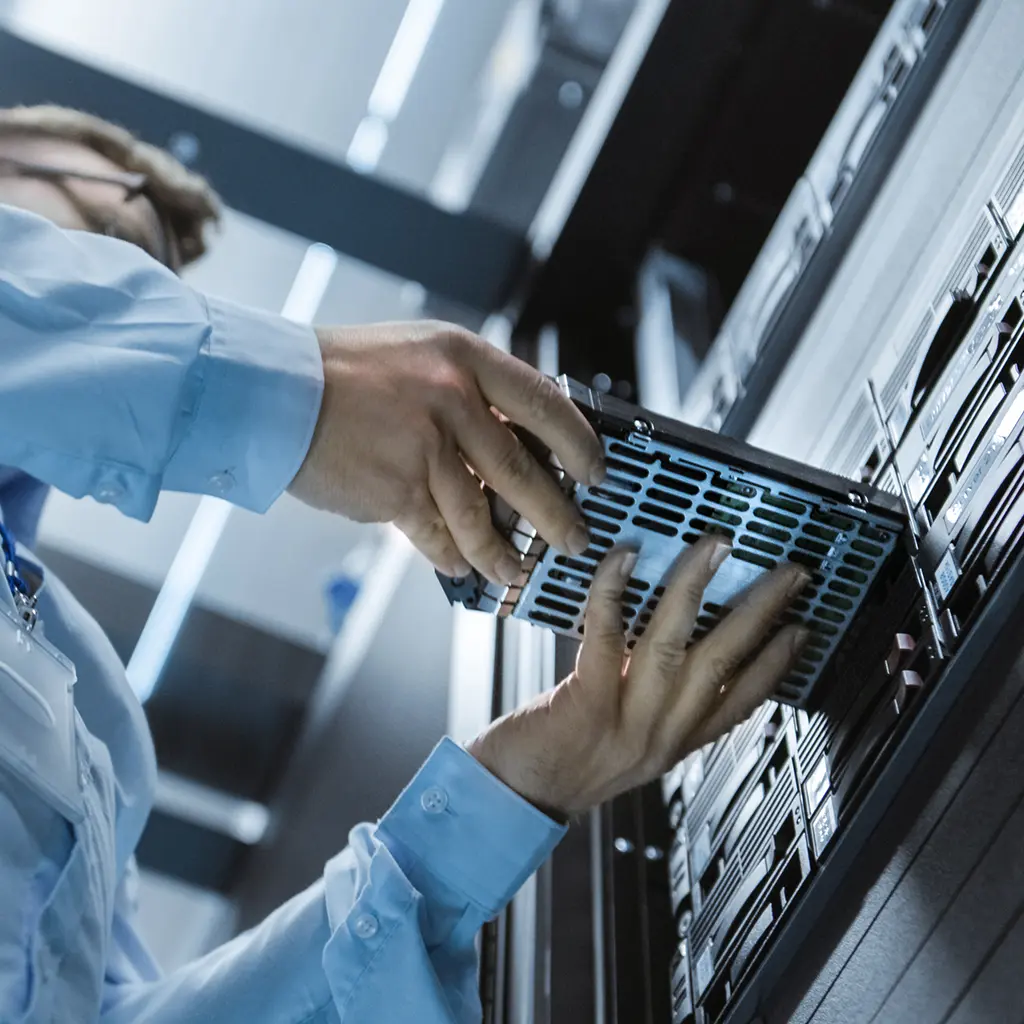 IT-Techniker installiert Serverhardware im Rechenzentrum, wichtige Arbeit für IT-Management-Services.