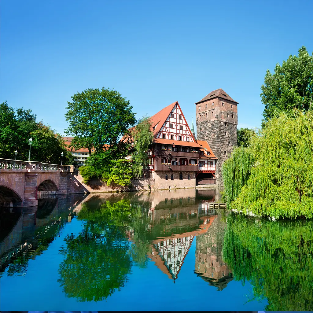Historische Architektur in Nürnberg mit Spiegelung im Wasser, Standort des IT-Dienstleisters CCX Consulting.